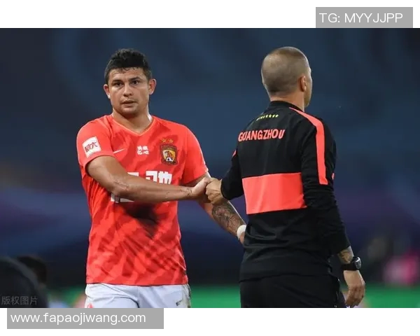 中国足球明星在赛场外的奢华生活与耍大牌现象探讨